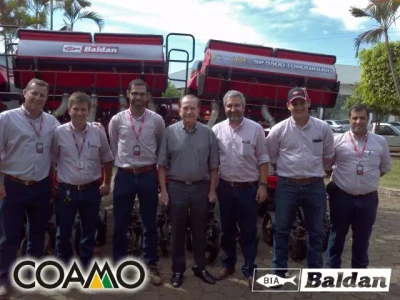 Srs. Gustavo Calabres, João Luis, Luciano Sentanin, Raul Capparelli, Paulo Menzani e Luciano Conrado ao lado do Sr. José Aroldo Gallassini (Presidente da Coamo).