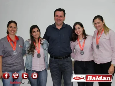 Sr. Celso Ruiz ao lado da equipe Baldan 2ª colocada no Volei de Praia Feminino (Jogos do Sesi 2015).
