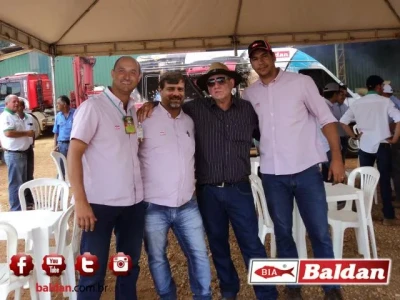 Srs. Anderson, Monteiro e Emerson ao lado do Sr. Dinho Varaldo (proprietário da fazenda e organizador do evento).