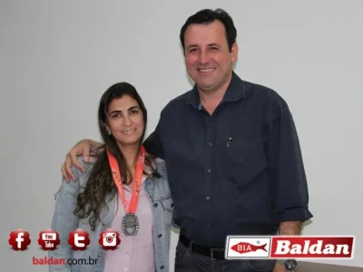 Sr. Celso Ruiz na entrega da medalha a Paula Oliveira.