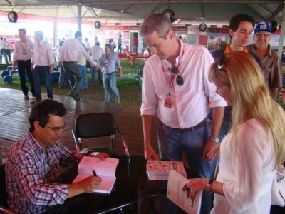 Xico Graziano autografando seu livro ao Sr. Renato Mastropietro e Sra Gisele Baldan.