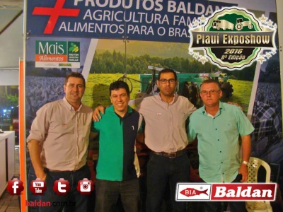 Srs. Marcelo, Luciano e o Sr. Silmar (revenda Geração Terra Agrícola) c/ o Sr. Seco (gerente da fazenda Van Guarda).