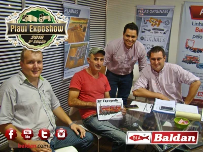Srs. Carlos, Marcelo e o Sr. Sandro (Revenda Geração Terra Agrícola) c/ nosso cliente.